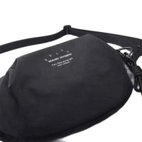 Close-up da marca e do tecido repelente, comprovando a vedação e a qualidade do material.