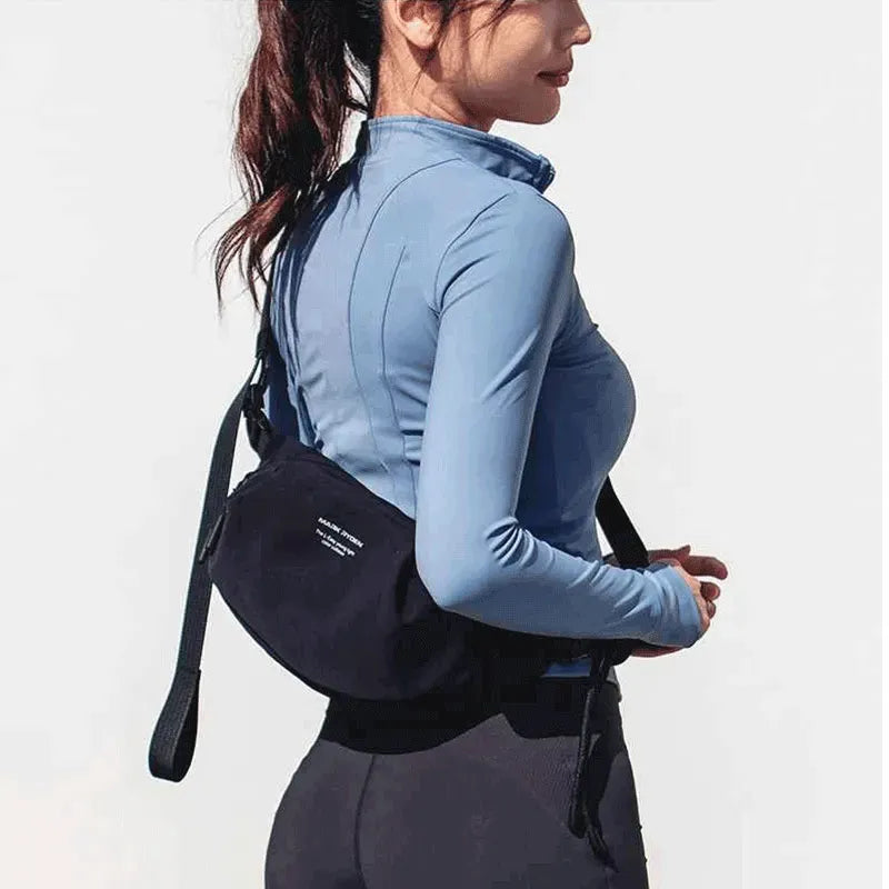 Usuária com a bolsa, destacando o design ergonômico e a portabilidade do acessório no uso casual.