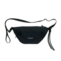 Shoulder Bag Casual Premium preta com design slim e portabilidade, um acessório de Alto Valor para uso urbano.