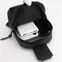 Vista interna da bolsa com óculos e power bank, demonstrando a capacidade interna e a organização de gadgets de Alto Valor.