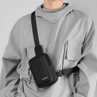 Usuário utilizando a bolsa no modo transversal, reforçando o estilo urbano e o conforto da shoulder compacta.