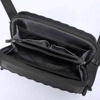 Vista interna da bolsa, mostrando a organização multi-camadas e os compartimentos seguros para funcionalidade e conveniência.