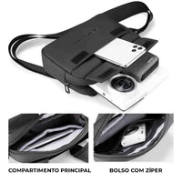 Vista interna com celular e câmera, mostrando a organização do compartimento principal e a segurança para gadgets de Alto Valor.