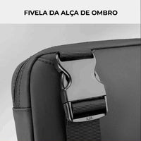 Close-up da fivela de alta resistência na alça de ombro, garantindo durabilidade e segurança no transporte.