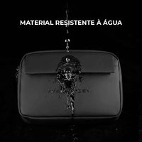 Demonstração do material resistente à água da bolsa, garantindo vedação e proteção para eletrônicos e durabilidade.
