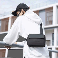 Usuário com a bolsa na parte traseira, reforçando a segurança antifurto e a proteção rígida no uso transversal.