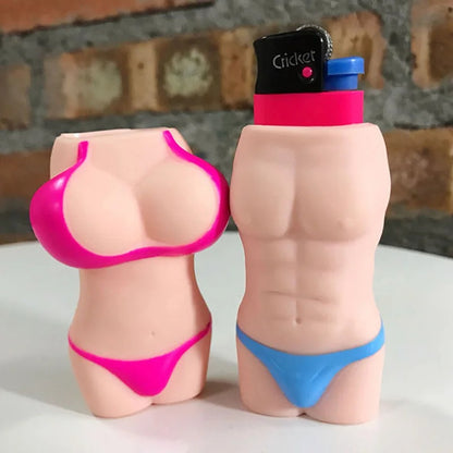 Porta-isqueiro corpo masculino de sunga azul em pé, vista frontal