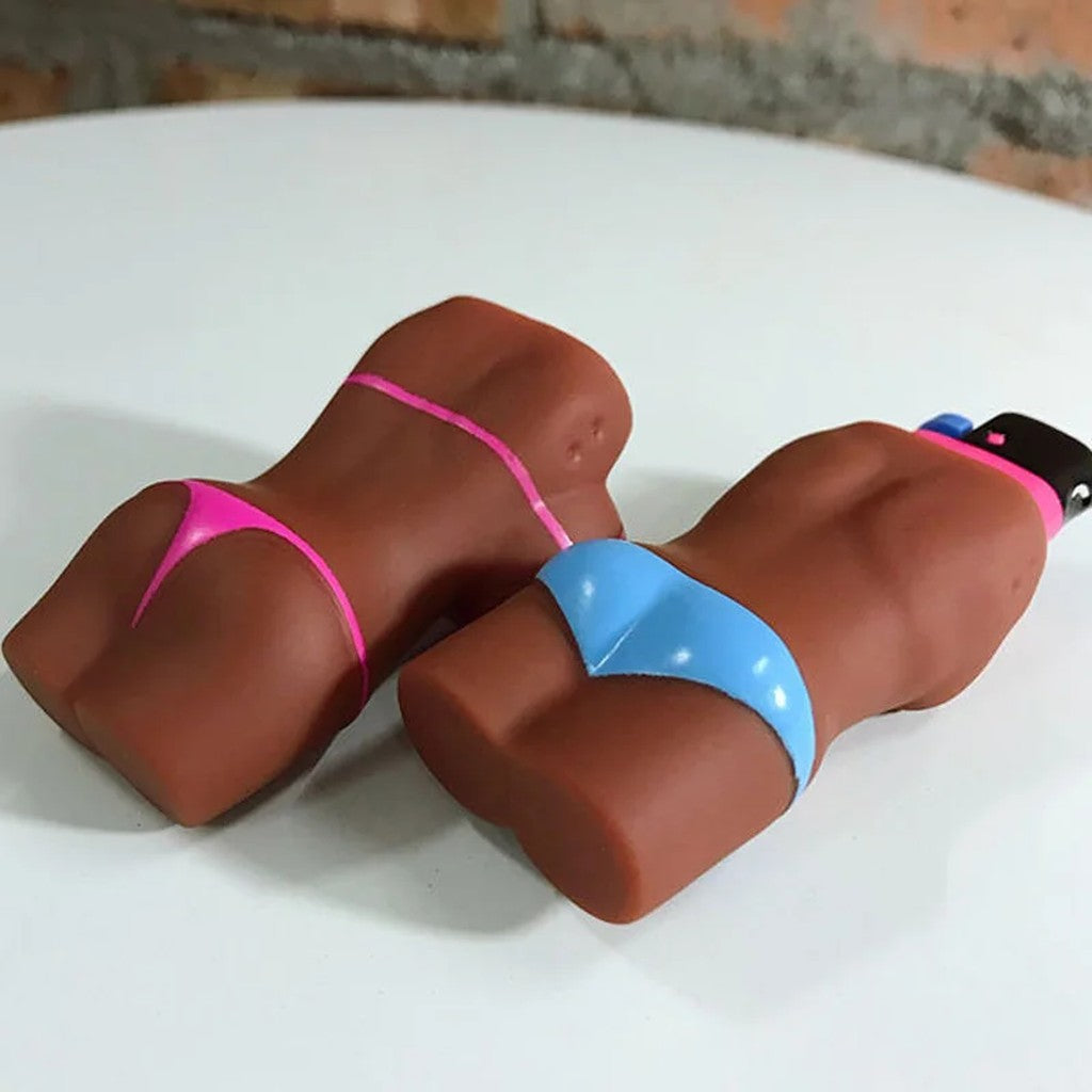 Porta-isqueiro corpo feminino moreno de biquíni rosa visto por trás