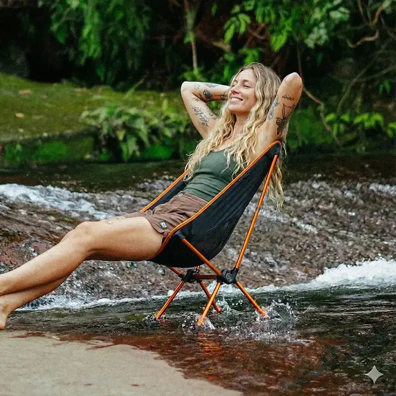 Cadeira Camping Dobrável Compacta - Sunset modelo usando tranquilo na cachoeira