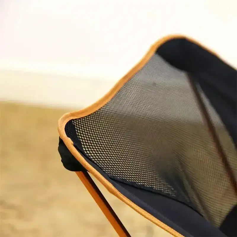 Detalhe do tecido mesh respirável e costura reforçada da Cadeira Camping Dobrável Compacta - Sunset