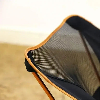 Detalhe do tecido mesh respirável e costura reforçada da Cadeira Camping Dobrável Compacta - Sunset