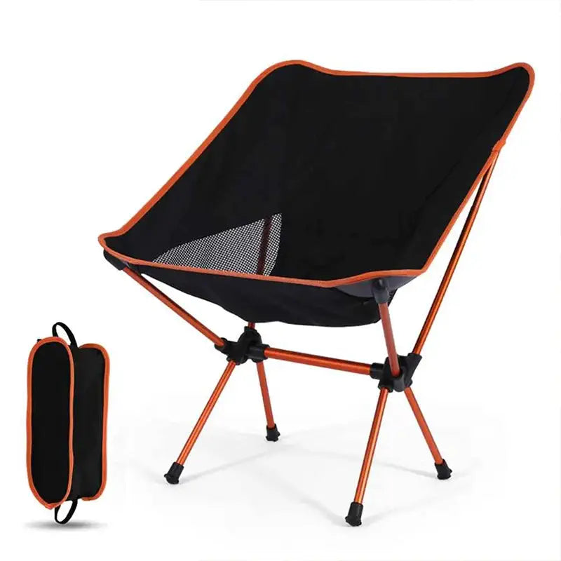 Cadeira Camping Dobrável Compacta - Sunset montada na grama perto de rio e suporte de panelas camping