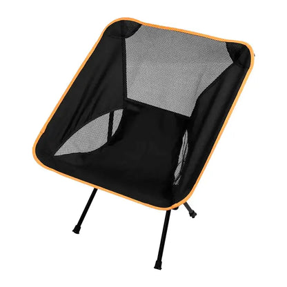 Cadeira Camping Dobrável Compacta - Sunset montada ao lado da bolsa de transporte compacta