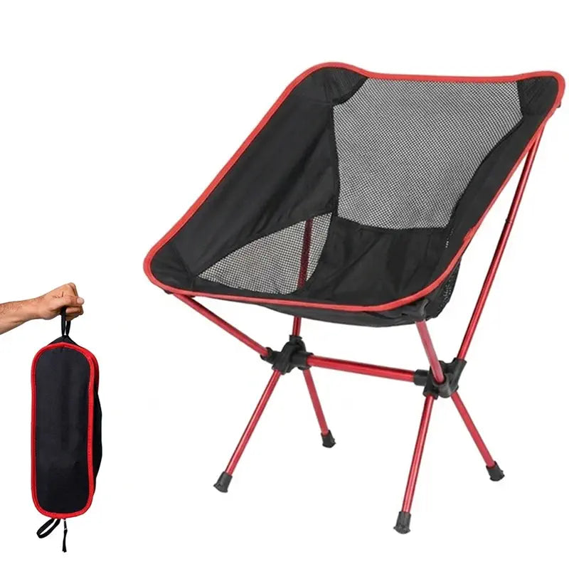 Cadeira portátil ultraleve vermelho fire montada com bolsa de transporte ao lado fundo branco