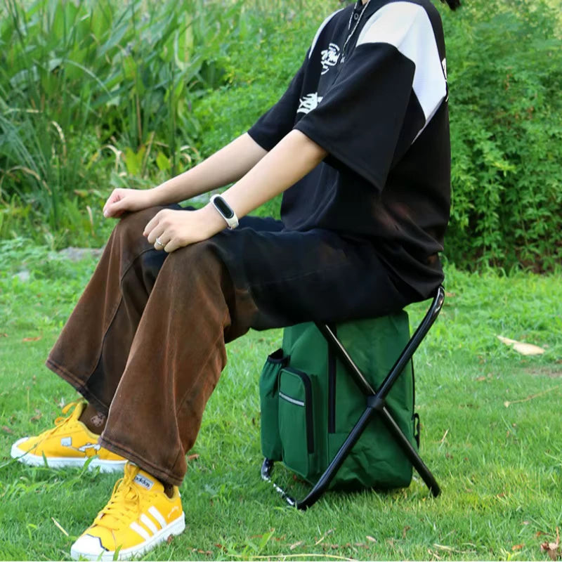 Pessoa sentada na cadeira confortável em ambiente externo, demonstrando o uso prático e a segurança da estrutura mesmo com o cooler cheio.