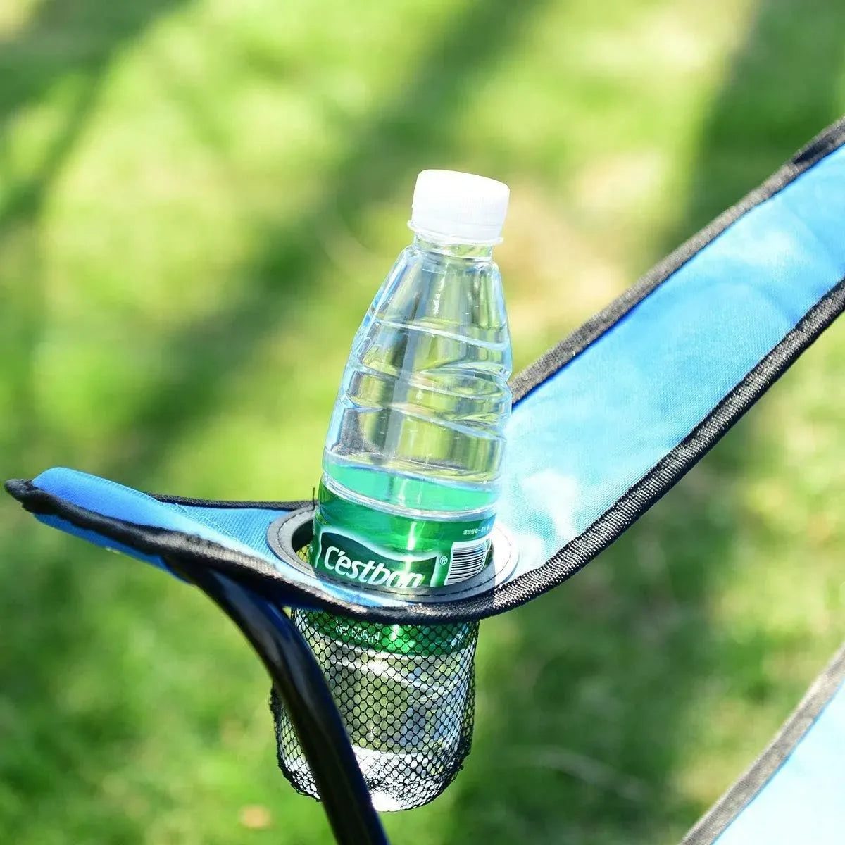 Detalhes da cadeira com Cooler Embutido e porta-copos, oferecendo organização e conveniência de Alto Valor para bebidas.