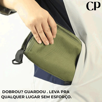 Banquinho dobrável sendo guardado no bolso da jaqueta, ilustrando a leveza extrema e a conveniência do transporte sem esforço.