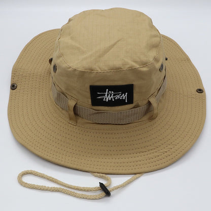 Chapéu de trekking na cor cáqui, com aba larga e tecido reforçado, garantindo proteção solar e Alto Valor.