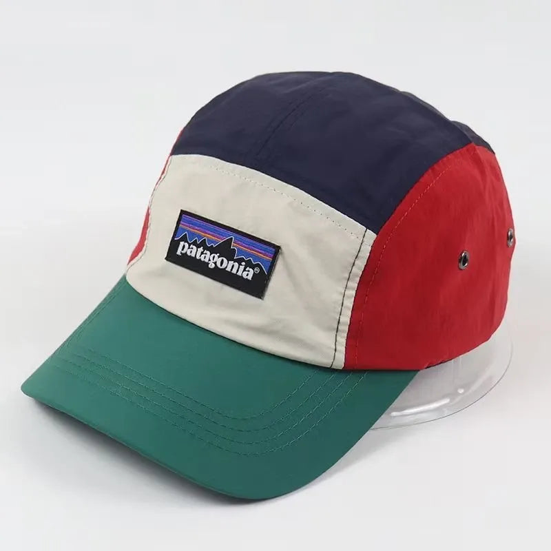 Boné Color Block nas cores vermelho, azul e verde, com design retro e Alto Valor para o estilo.