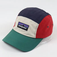 Boné Color Block nas cores vermelho, azul e verde, com design retro e Alto Valor para o estilo.