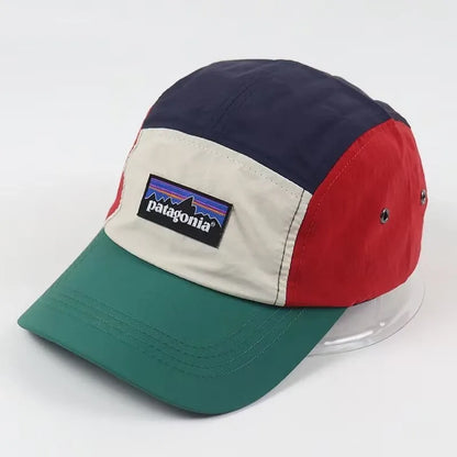 Boné Color Block nas cores vermelho, azul e verde, com design retro e Alto Valor para o estilo.