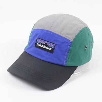 Boné 5 painéis com cores verde, azul e cinza, acessório ideal para viagem e portabilidade.