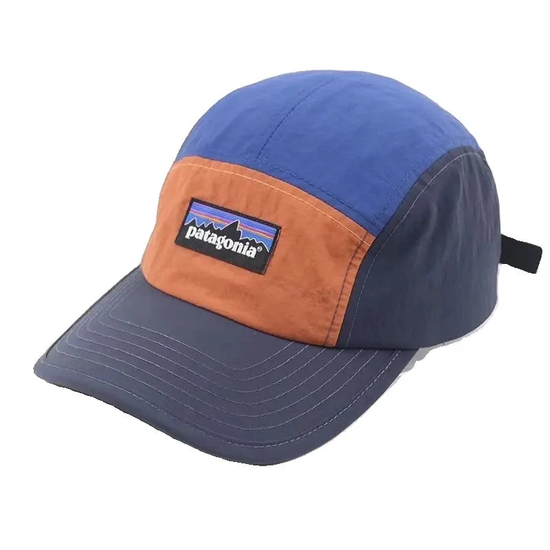 Boné 5 painéis nas cores azul e laranja, com cores únicas, garantindo durabilidade no uso outdoor.