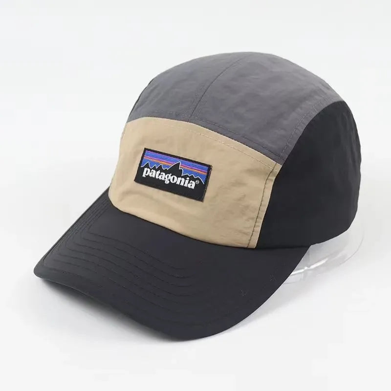 Boné tático casual cinza, bege e preto, destacando a versatilidade e o estilo retro para proteção solar.