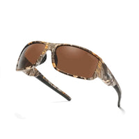 Vista lateral da armação camuflada, destacando a armação curvada e o conforto ergonômico para a performance esportiva.