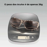 Óculos esportivo camuflado na balança digital, comprovando o peso ultraleve de 26g para conforto extremo e Alto Valor.