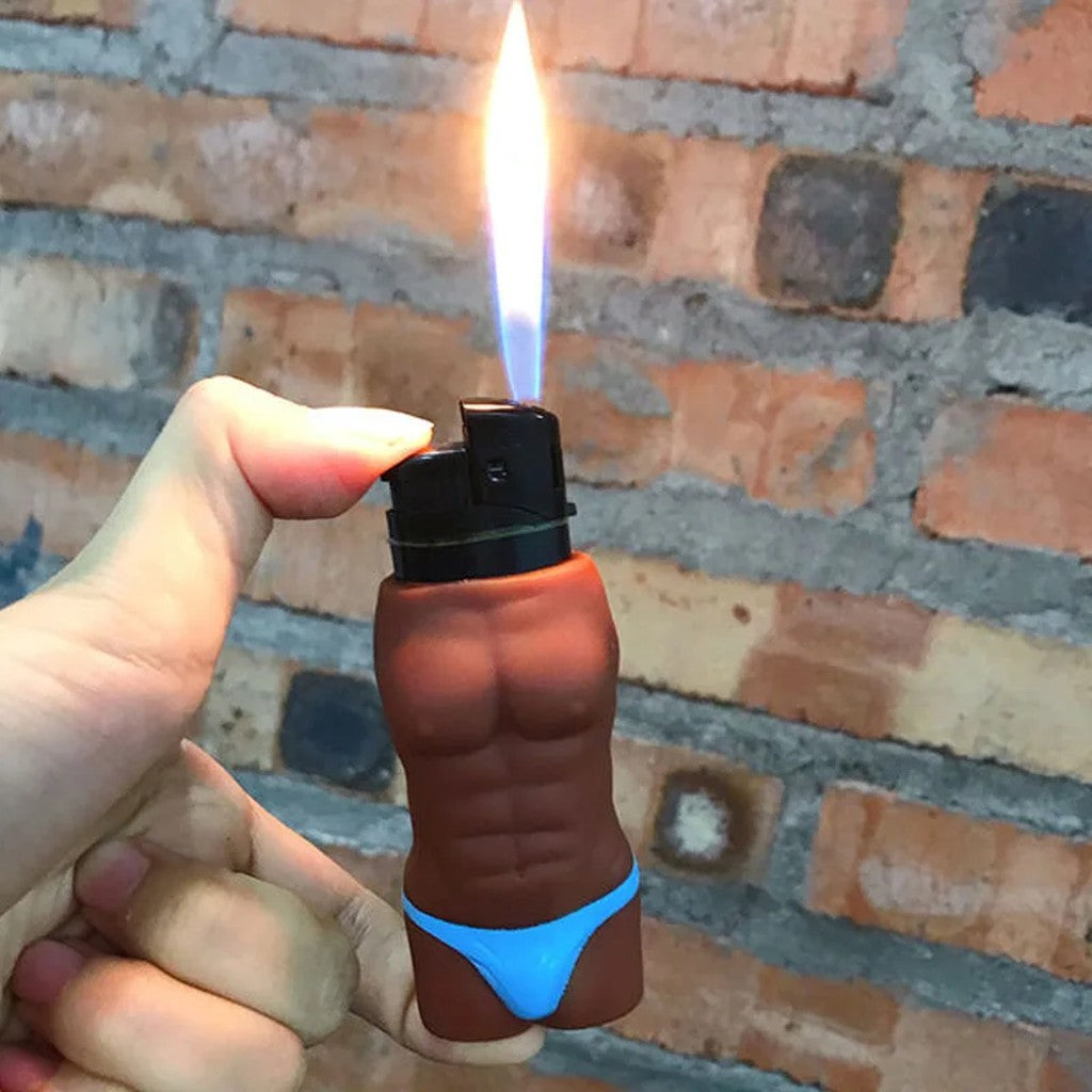 Porta-isqueiro corpo masculino moreno de sunga azul segurado na mão com chama acesa