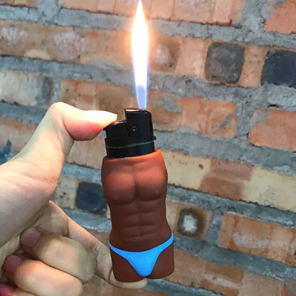 Porta-isqueiro corpo masculino moreno de sunga azul segurado na mão com chama acesa