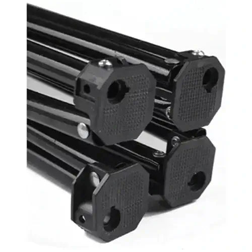 Close-up dos pés antiderrapantes de plástico, garantindo segurança e estabilidade em diferentes tipos de solo.