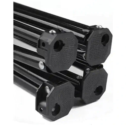 Close-up dos pés antiderrapantes de plástico, garantindo segurança e estabilidade em diferentes tipos de solo.