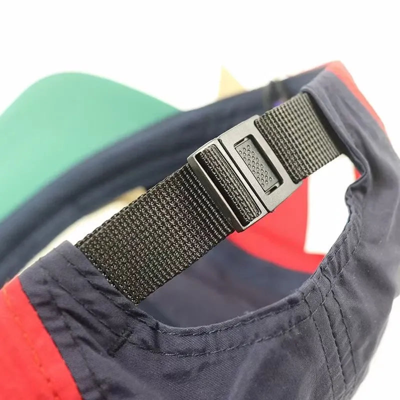 Close-up da fivela de nylon na parte traseira, garantindo durabilidade, ajuste reforçado e segurança no uso.