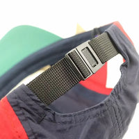 Close-up da fivela de nylon na parte traseira, garantindo durabilidade, ajuste reforçado e segurança no uso.