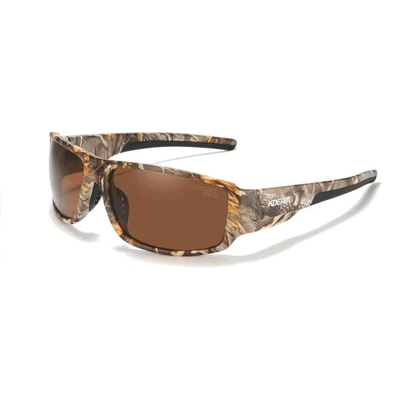 Óculos esportivo camuflado em vista 3/4, acessório de Alto Valor para o estilo outdoor com lentes polarizadas.