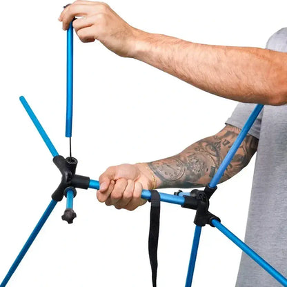 Detalhe das mãos montando a estrutura de aço reforçado da cadeira de camping portátil