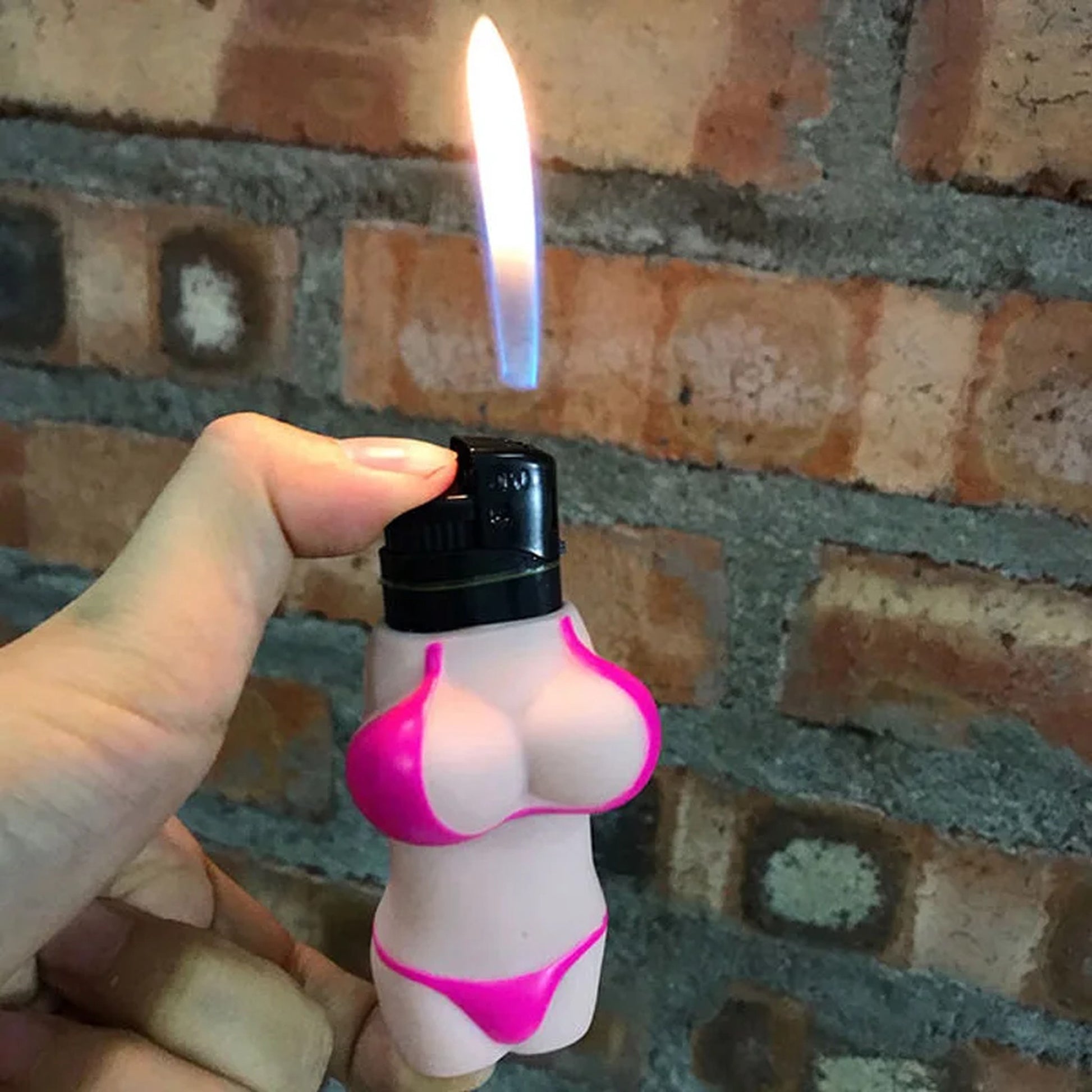 Porta-isqueiro corpo feminino de biquíni rosa segurado na mão com chama acesa
