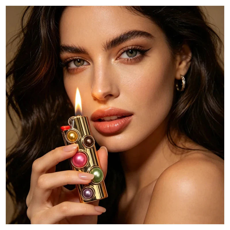 porta-isqueiro-bic-luxo-perolas-coloridas-em-uso - Porta-isqueiro BIC luxo dourado com perolas coloridas em uso na mao.