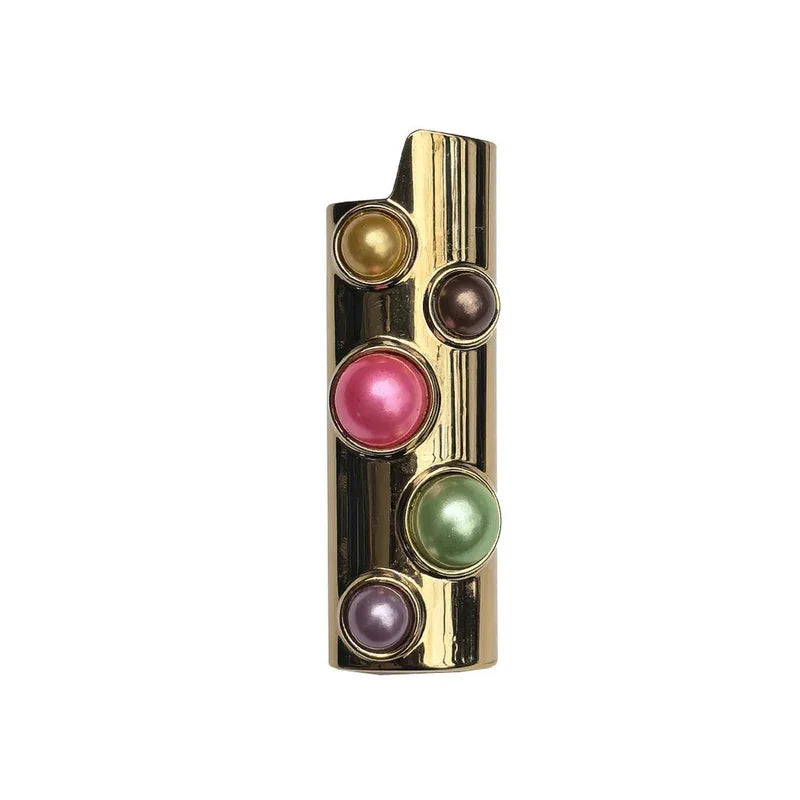 porta-isqueiro-bic-luxo-perolas-coloridas-frontal - Vista frontal do porta-isqueiro BIC luxo dourado com perolas coloridas.